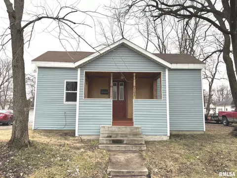 201 W Warmoth St, Salem, IL 62881
