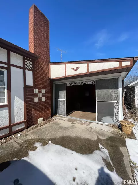 311 W Helen Ave, Christopher, IL 62822 photo 4