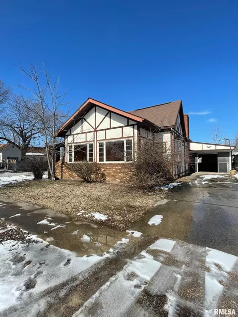 311 W Helen Ave, Christopher, IL 62822 photo 2
