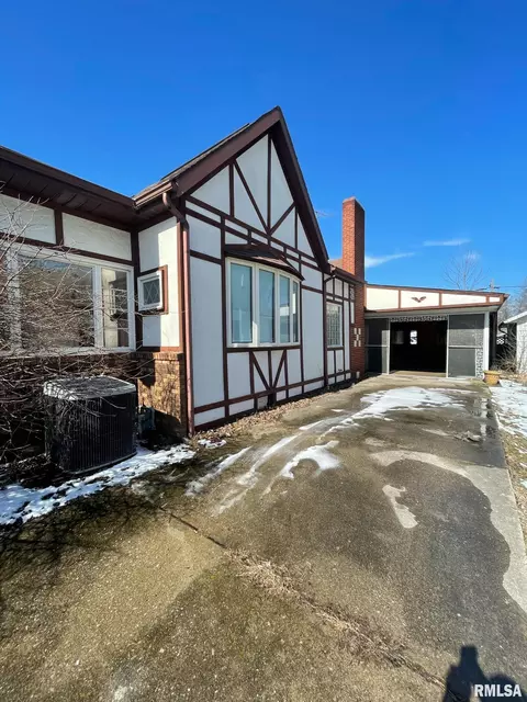 311 W Helen Ave, Christopher, IL 62822 photo 3