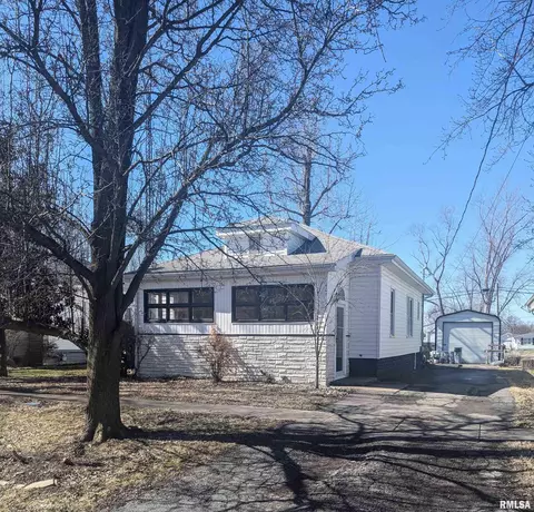 407 S Broadway St, Sesser, IL 62884