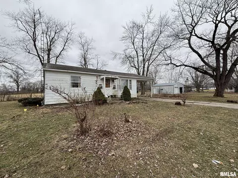 309 E Clinton St, Patoka, IL 62875