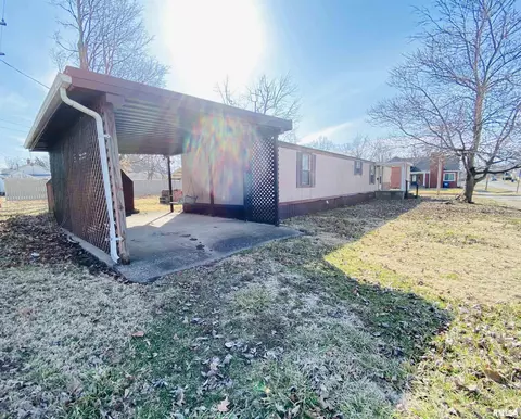 832 Dewey St, Eldorado, IL 62930 photo 2