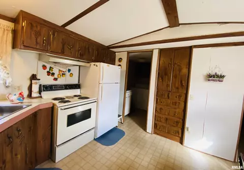 832 Dewey St, Eldorado, IL 62930 photo 8