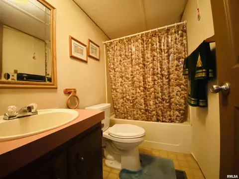 832 Dewey St, Eldorado, IL 62930 photo 18