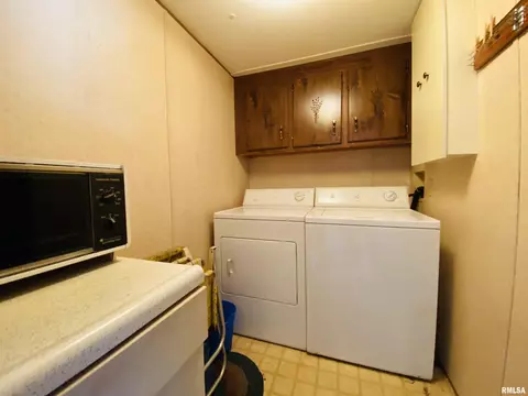 832 Dewey St, Eldorado, IL 62930 photo 9