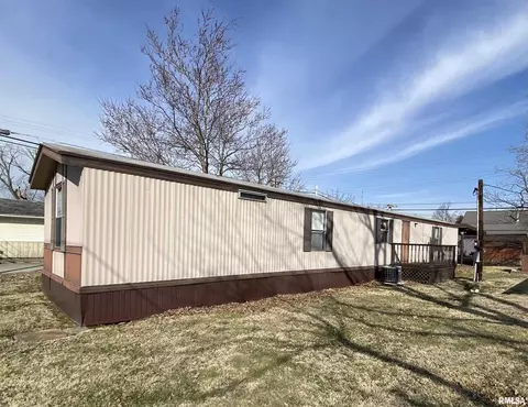 832 Dewey St, Eldorado, IL 62930 photo 3