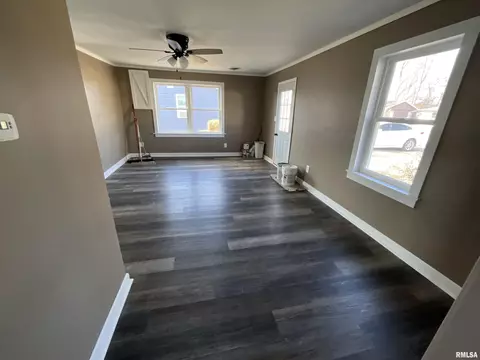 327 E Williams St, Salem, IL 62881 photo 3