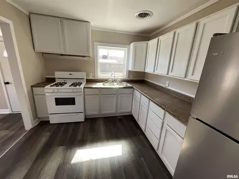 327 E Williams St, Salem, IL 62881 photo 5
