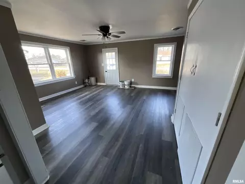 327 E Williams St, Salem, IL 62881 photo 7