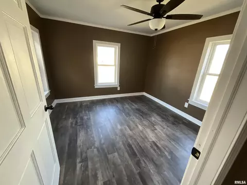 327 E Williams St, Salem, IL 62881 photo 2