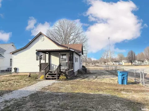 111 E North St, Sesser, IL 62884 photo 2