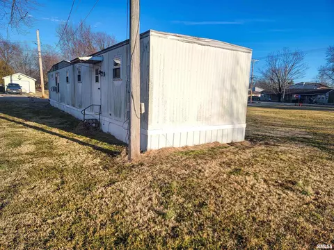 807 Clan St, Flora, IL 62839 photo 4