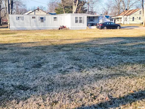 807 Clan St, Flora, IL 62839 photo 10