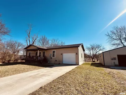 102 N Laury St, Odin, IL 62870