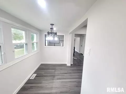 508 E Taylor St, Benton, IL 62812 photo 16