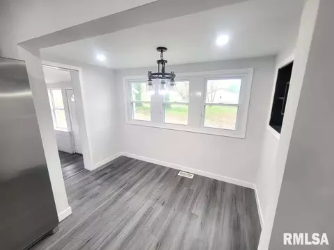 508 E Taylor St, Benton, IL 62812 photo 17