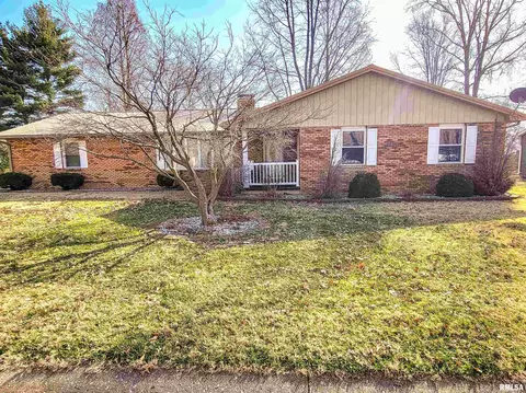 302 Country Club Estates Dr, Salem, IL 62881