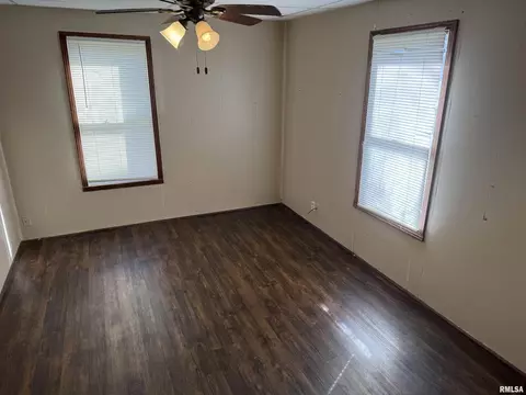 404 N Grand St, Benton, IL 62812 photo 7