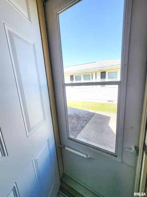 834 E 4th St, Flora, IL 62839 photo 25