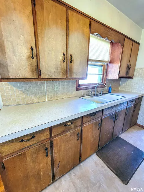 834 E 4th St, Flora, IL 62839 photo 19