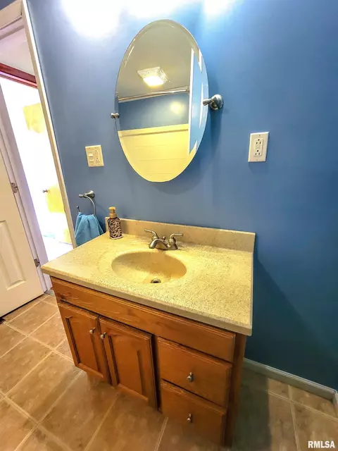 834 E 4th St, Flora, IL 62839 photo 39