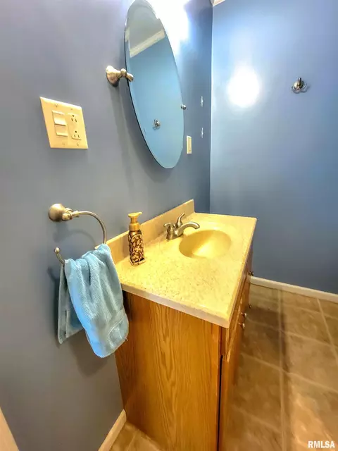 834 E 4th St, Flora, IL 62839 photo 44