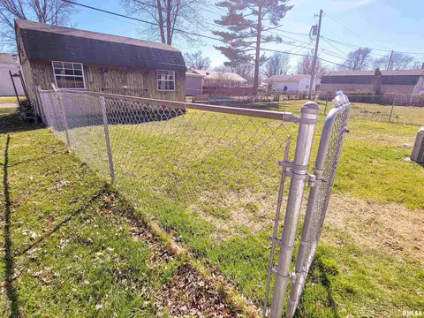 834 E 4th St, Flora, IL 62839 photo 6