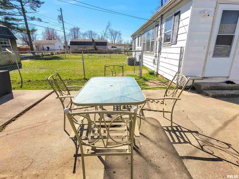 834 E 4th St, Flora, IL 62839 photo 5