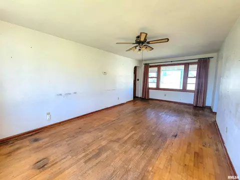 834 E 4th St, Flora, IL 62839 photo 10