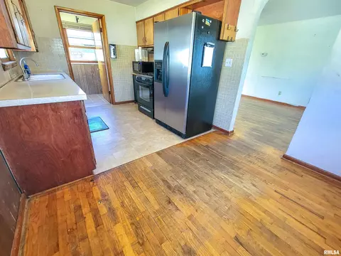 834 E 4th St, Flora, IL 62839 photo 13