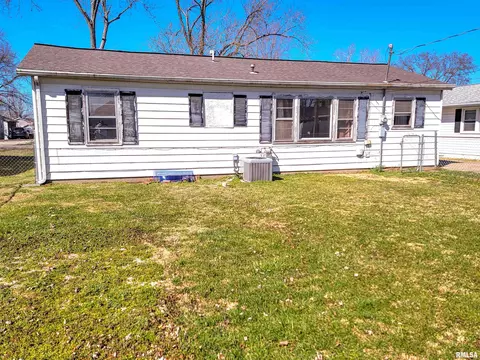 834 E 4th St, Flora, IL 62839 photo 3