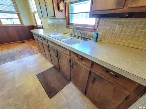 834 E 4th St, Flora, IL 62839 photo 21