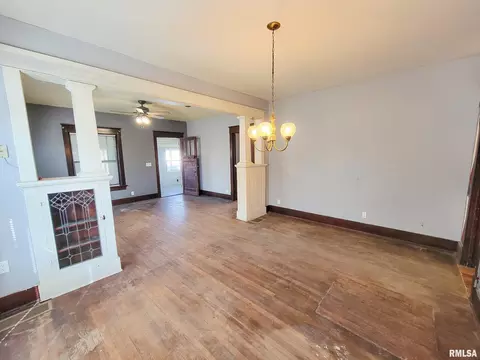 Living - 437 S Main St, Flora, IL 62839 photo 5 of 6