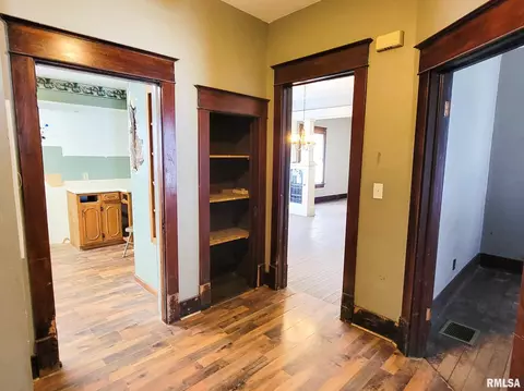 Entry Way - 437 S Main St, Flora, IL 62839 photo 6 of 12