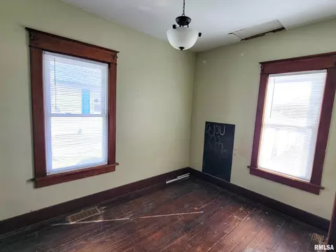 Bedroom - 437 S Main St, Flora, IL 62839 photo 2 of 4