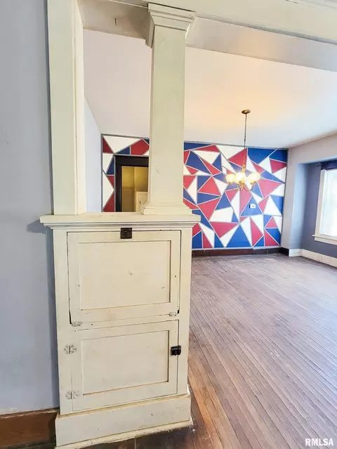 Entry Way - 437 S Main St, Flora, IL 62839 photo 2 of 12