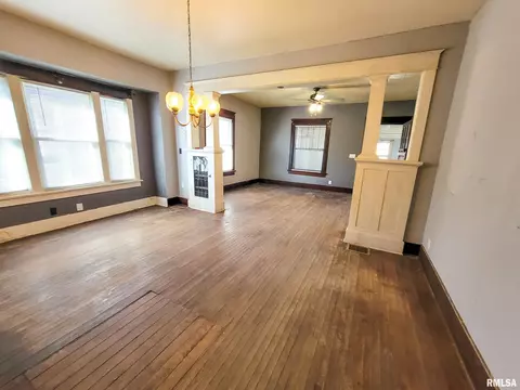 Living - 437 S Main St, Flora, IL 62839 photo 4 of 6
