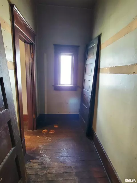 Entry Way - 437 S Main St, Flora, IL 62839 photo 5 of 12