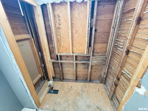 Bath - 437 S Main St, Flora, IL 62839 photo 3 of 4