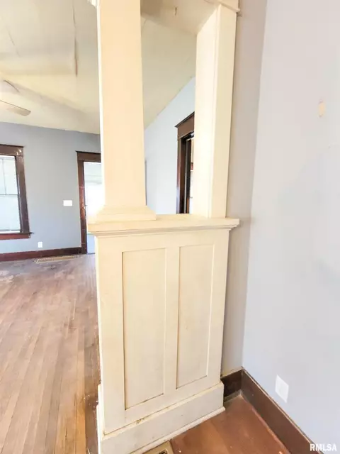 Entry Way - 437 S Main St, Flora, IL 62839 photo 3 of 12