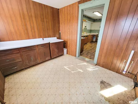 Entry Way - 437 S Main St, Flora, IL 62839 photo 11 of 12
