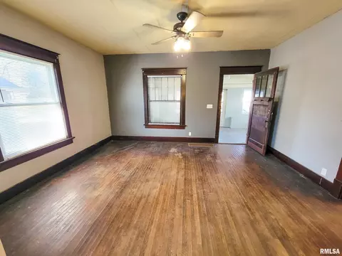Living - 437 S Main St, Flora, IL 62839 photo 2 of 6