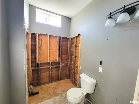 Bath - 437 S Main St, Flora, IL 62839 photo 2 of 4
