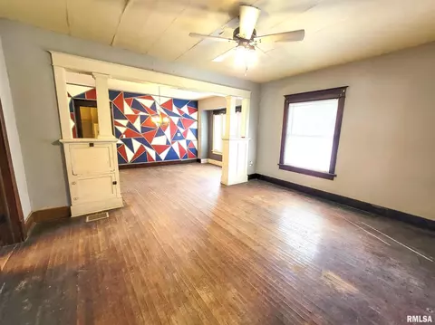 Living - 437 S Main St, Flora, IL 62839 photo 3 of 6