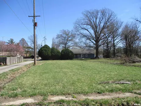 910 N Commercial St, Benton, IL 62812