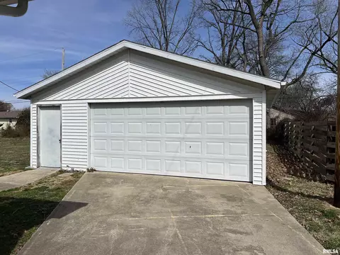 226 E William St, Salem, IL 62881 photo 3