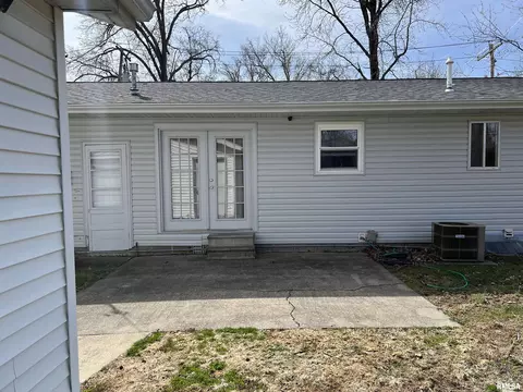 226 E William St, Salem, IL 62881 photo 4