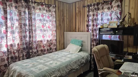 2424 Jones St, Eldorado, IL 62930 photo 17