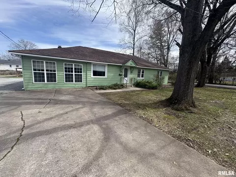 702 Sheridan Dr, Benton, IL 62812